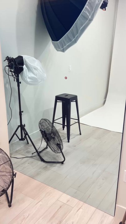 MirrorMe Self-Portrait Photo Studio